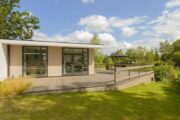 Moderne lodge met veranda met tuinmeubilair