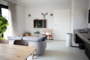 Lichte woonkamer met Scandinavische look & feel aan zee