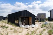 Zwarte design vakantiehuizen in de duinen bij Zandvoort