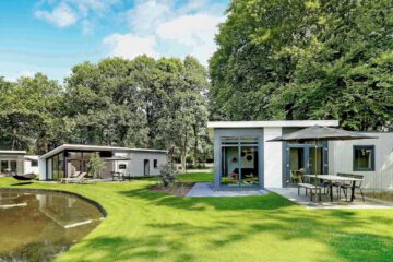 Huisjes aan de waterkant op een park van Landal