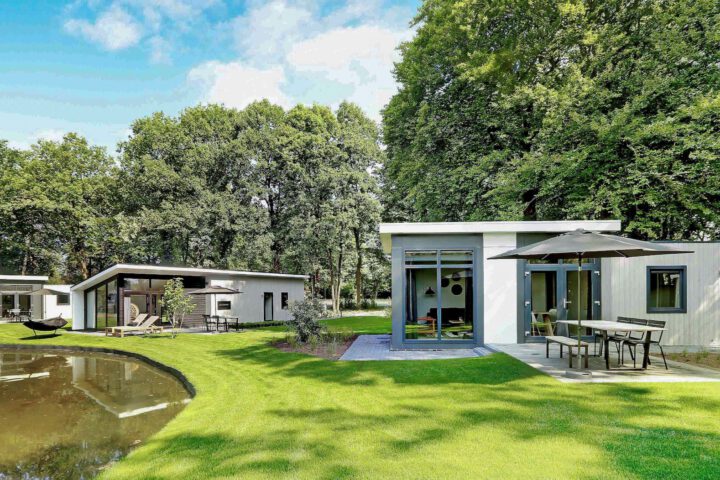 Huisjes aan de waterkant op een park van Landal