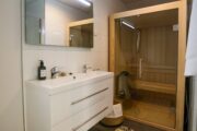 Badkamer met sauna in het vakantiehuis op de Veluwe