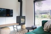 Zithoek in de Wellness Lodge met gashaard, televisie en poef