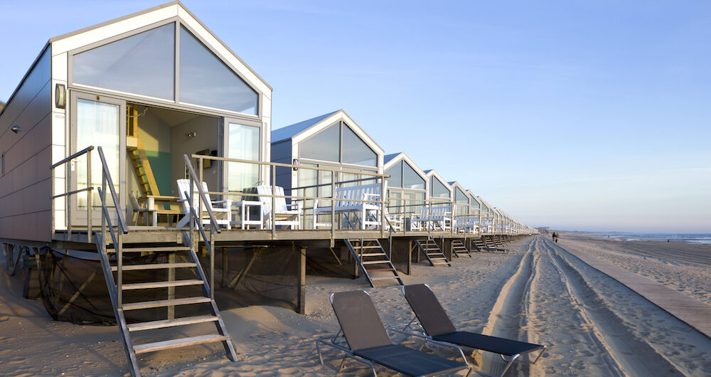 Rijtje met strandhuisjes op het strand in Julianadorp