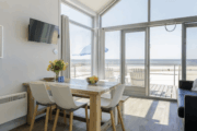 Woonkamer met mooi uitzicht bij strandhuisjes in Julianadorp