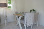 Eettafel in het vakantiehuisje op Ameland