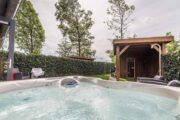 Whirlpool met bubbelend water in de tuin van het vakantiehuis