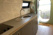 Keuken van tiny house in Vechtdal