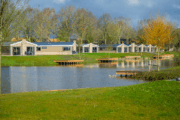 Huisje aan het water bij Europarcs De IJssel Eilanden