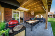 Terras met BBQ bij Parc Maasresidence Thorn