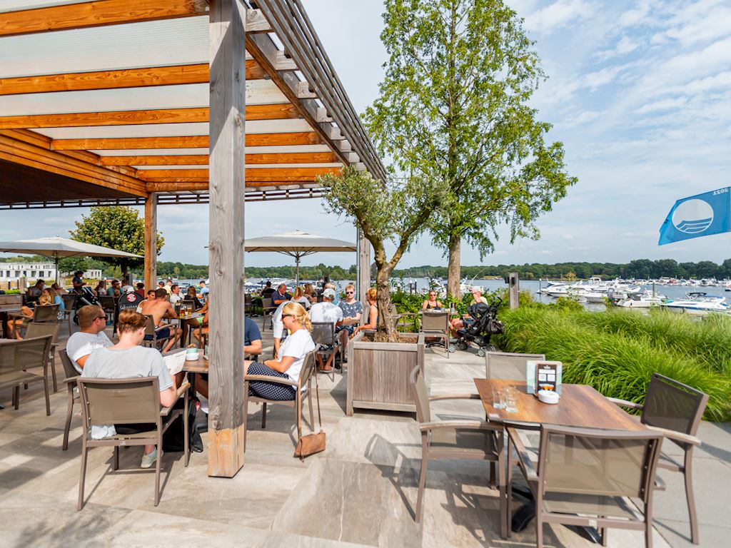 Beachclub van Landal Marina Resort Well in Limburg